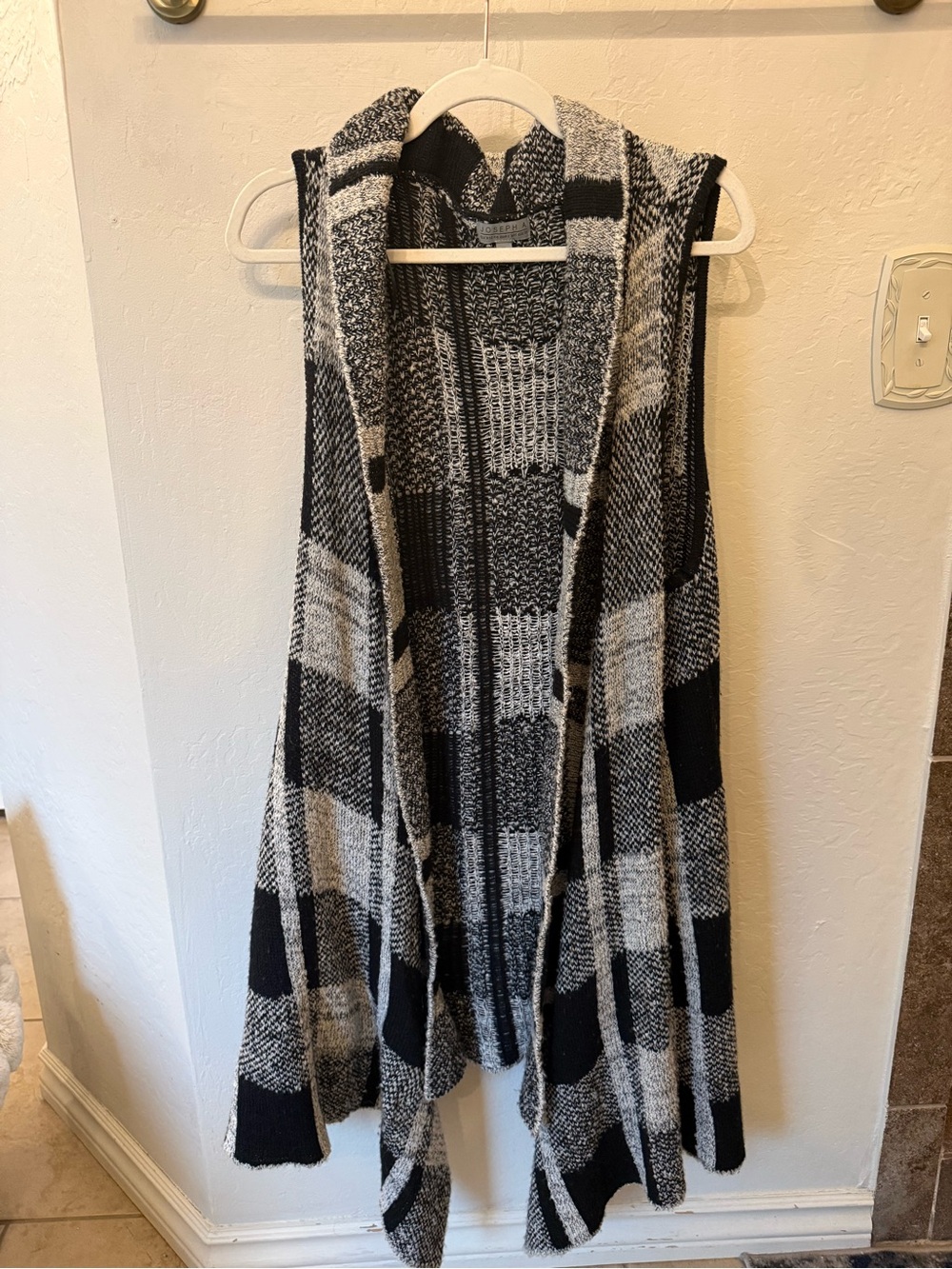 Joseph A Black & Gray Plaid Hooded Open-Front Cardigan Vest